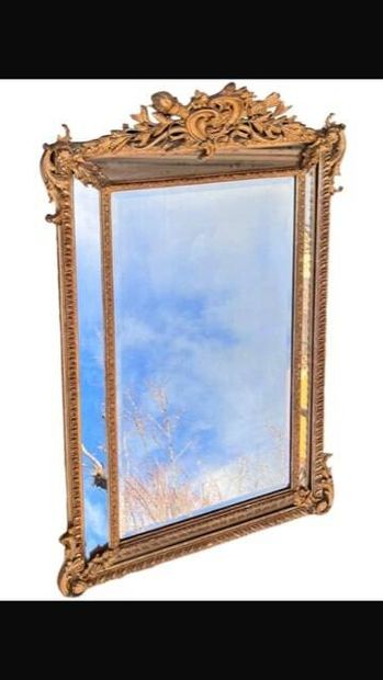 Miroir à part clause en bois et stuc doré....