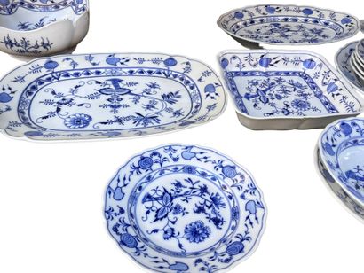 MEISSEN
Porcelain service with blue decoration...