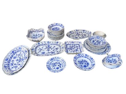 MEISSEN
Porcelain service with blue decoration...