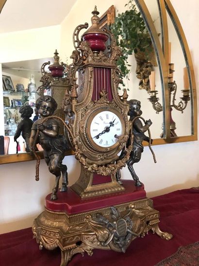 Garniture de cheminée avec pendule de forme...