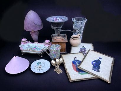 Lot of miscellaneous trinkets including a...