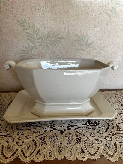 Miscellaneous earthenware including dishes,...