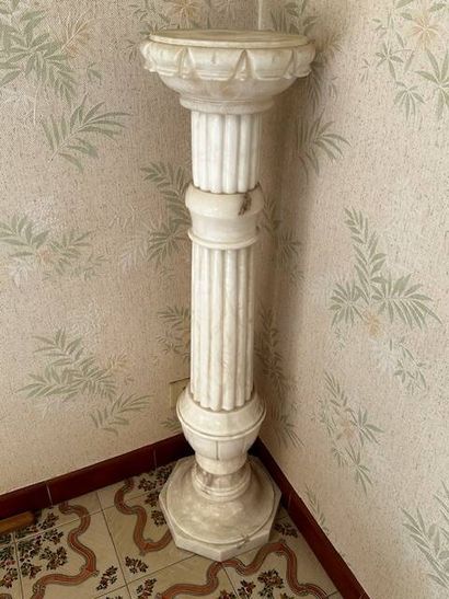 Alabaster sellette. Height: 111 cm