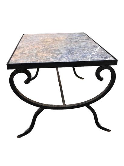 Table basse à structure en fer forgé et plateau...