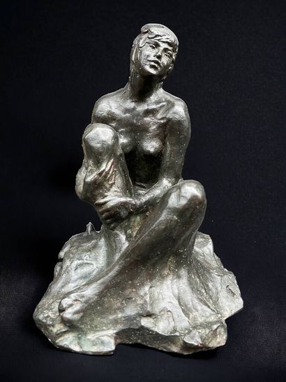 Femme assise
Epreuve en bronze à patine brune.
28...
