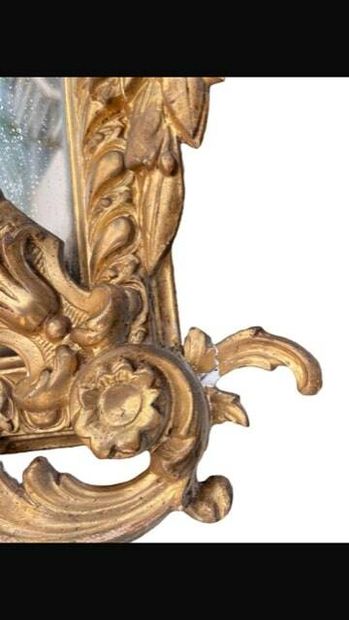 Miroir à part clause en bois et stuc doré....