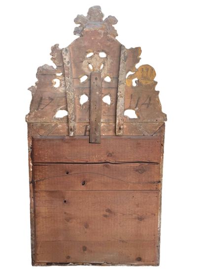 Miroir en bois sculpté et doré, fronton à...
