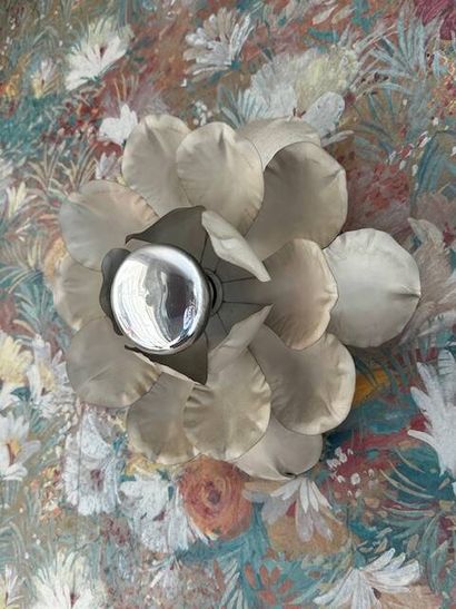 Applique «Fleur» en tôle laquée crème, années...