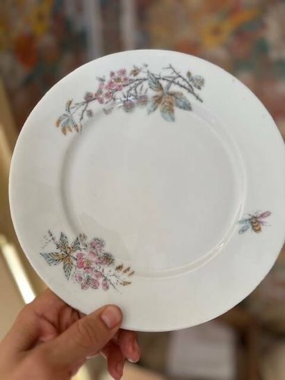 Lot of various crockery including: crystal,...