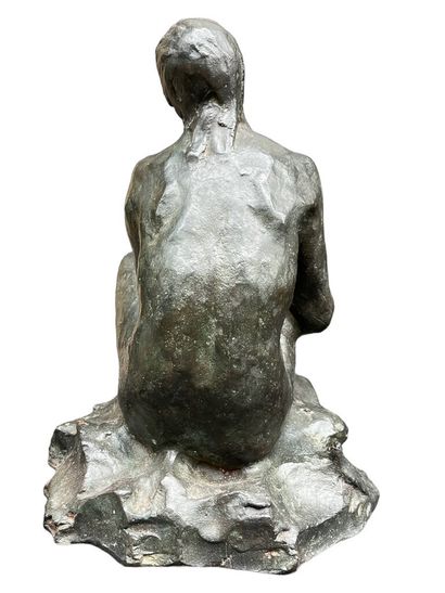 Femme assise
Epreuve en bronze à patine brune.
28...