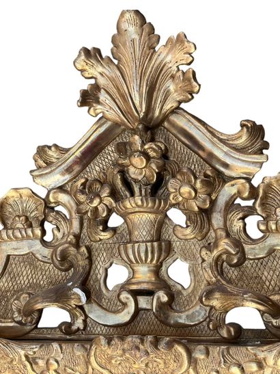 Miroir en bois sculpté et doré, fronton à...