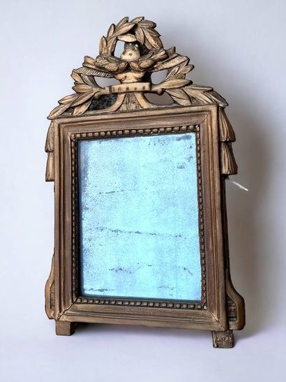 Miroir à fronton en bois sculpté et doré.
Epoque...