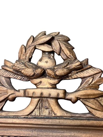 Miroir à fronton en bois sculpté et doré.
Epoque...