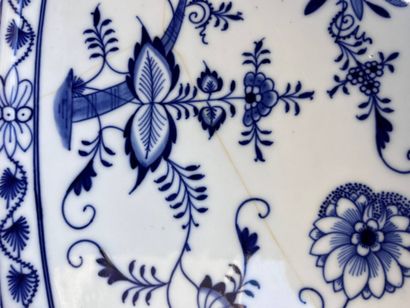 MEISSEN
Porcelain service with blue decoration...