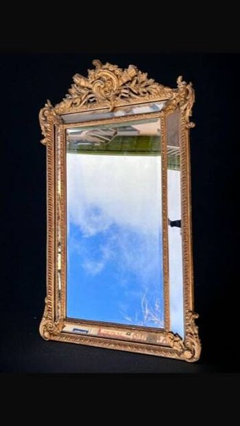 Miroir à part clause en bois et stuc doré....