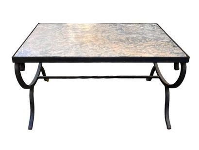 Table basse à structure en fer forgé et plateau...