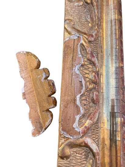 Miroir en bois sculpté et doré, fronton à...
