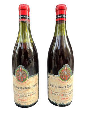 Lot including :
- 2 bottles of 1971 Chevrey...