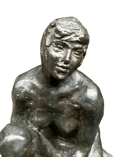 Femme assise
Epreuve en bronze à patine brune.
28...