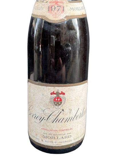 Lot including :
- 2 bottles of 1971 Chevrey...