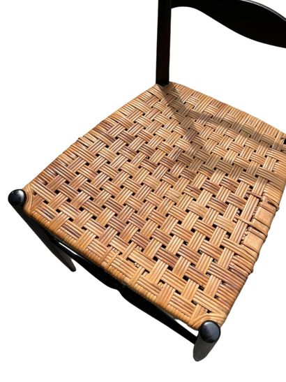 Paire de chaises en bois noirci et assise...