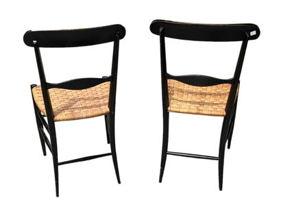 Paire de chaises en bois noirci et assise...