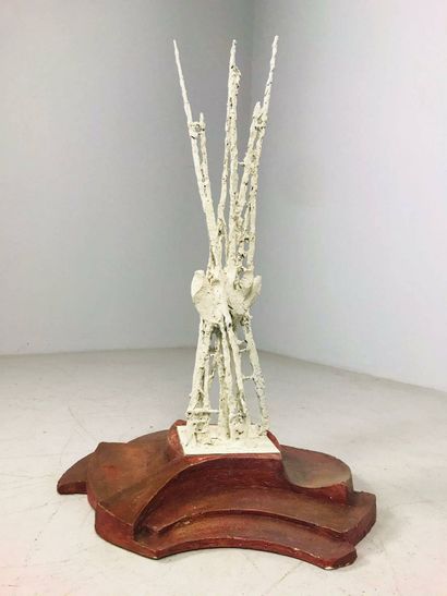 Sculpture plâtre posée sur un socle en bois...