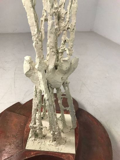 Sculpture plâtre posée sur un socle en bois...