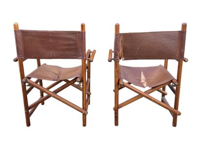 Paire de fauteuils pliables en bois et cuir....