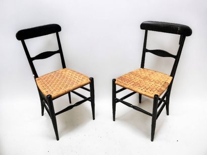 Paire de chaises en bois noirci et assise...