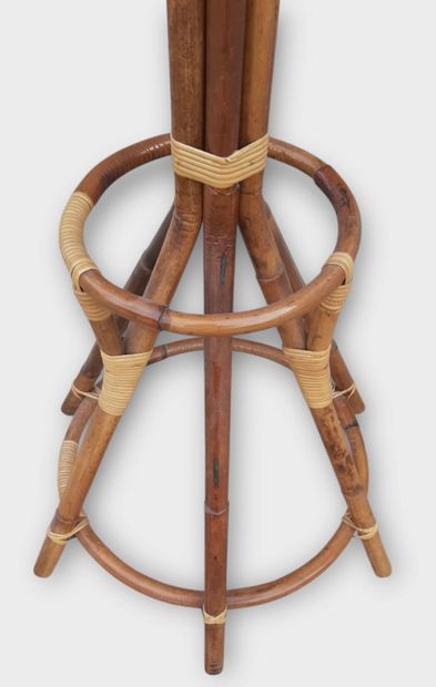 Rattan coat rack
H: 210 cm