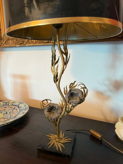 Lampe en métal, fût à décor de chardons en...