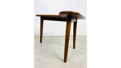 Danish work
Boomerang-shaped teak side table
40...