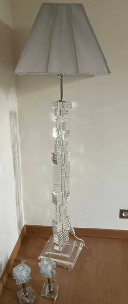 Plexiglas floor lamp (H: 170 cm with shade)...