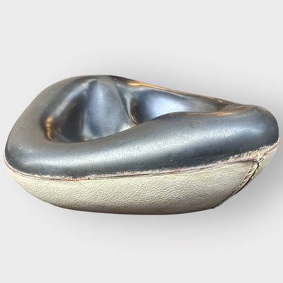 LONGCHAMP
Pipe ashtray in black glazed ceramic,...