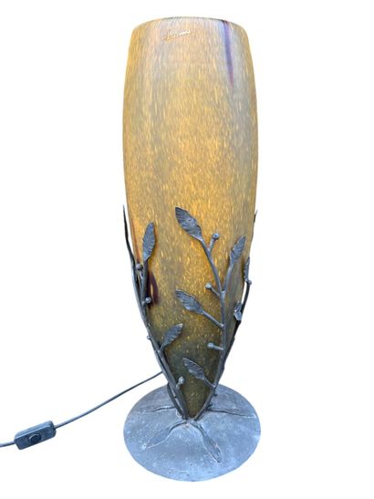 VIANNE
Shell lamp in marbled orange and speckled...