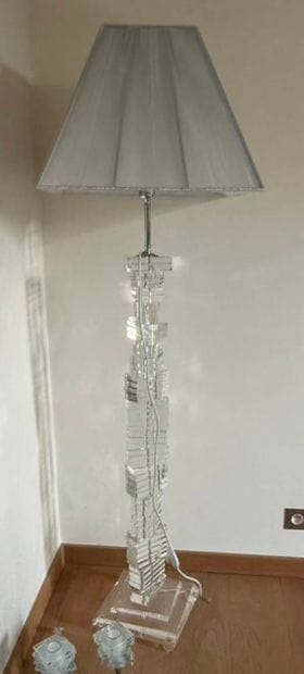 Plexiglas floor lamp (H: 170 cm with shade)...