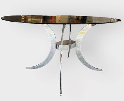 Table à plateau ovale en verre fumé reposant...