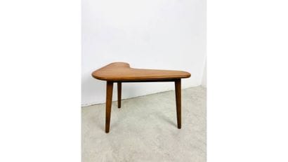 Danish work
Boomerang-shaped teak side table
40...