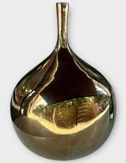 Ceramic soliflore vase with gold glaze.
Work...