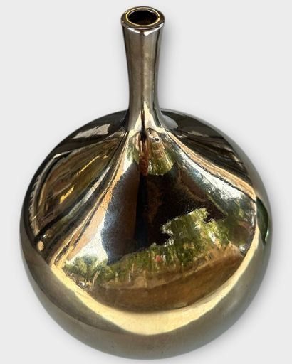 Ceramic soliflore vase with gold glaze.
Work...