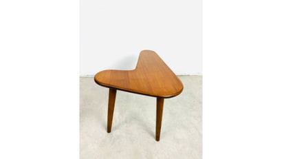 Danish work
Boomerang-shaped teak side table
40...
