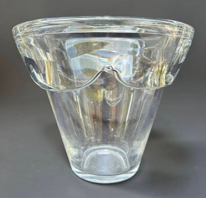 DAUM 
Glass ice bucket.
Signed below.
23...
