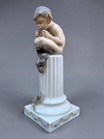 ROYAL COPENHAGEN 
Columned subject in polychrome...