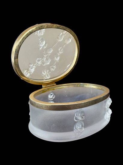 LALIQUE
Moulded glass box model Coppelia
Brand
8.5...