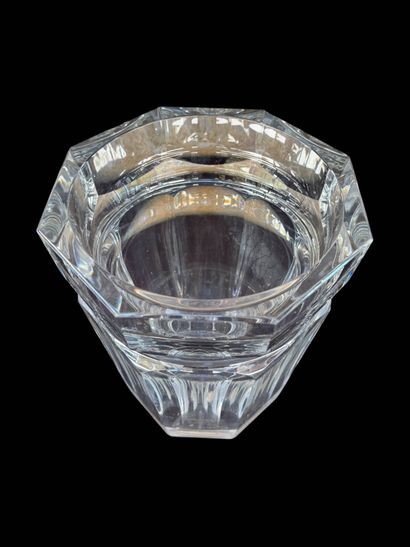 BACCARAT
Cut crystal vase
Mark 
H: 23 cm...