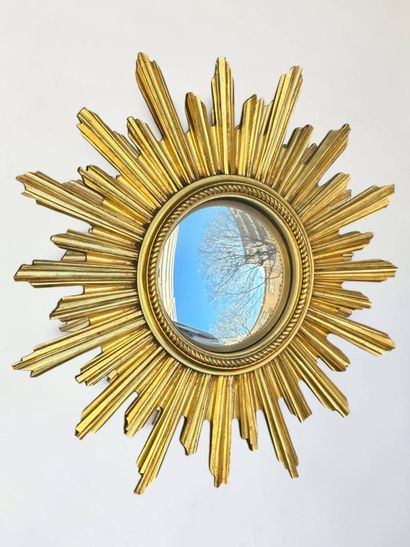 Witch mirror in gilded resin
D. 58 cm