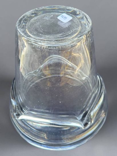 DAUM 
Glass ice bucket.
Signed below.
23...