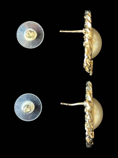 CHANEL
Pair of spherical earrings in silver-plated...