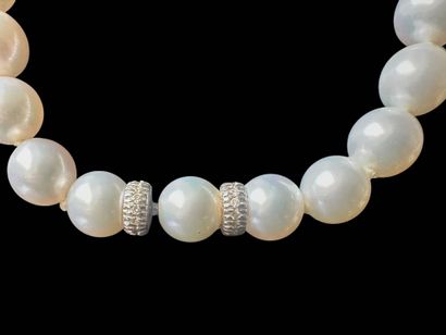 Necklace of 35 South Sea pearls measuring...